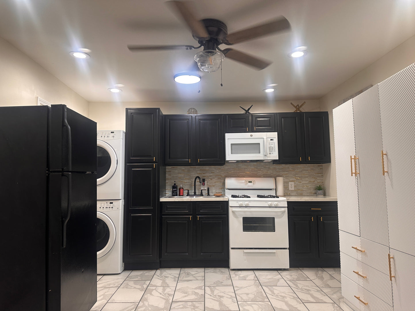 Desire St Studio Apt 1524 (Fully Furnished + Utilities Included)