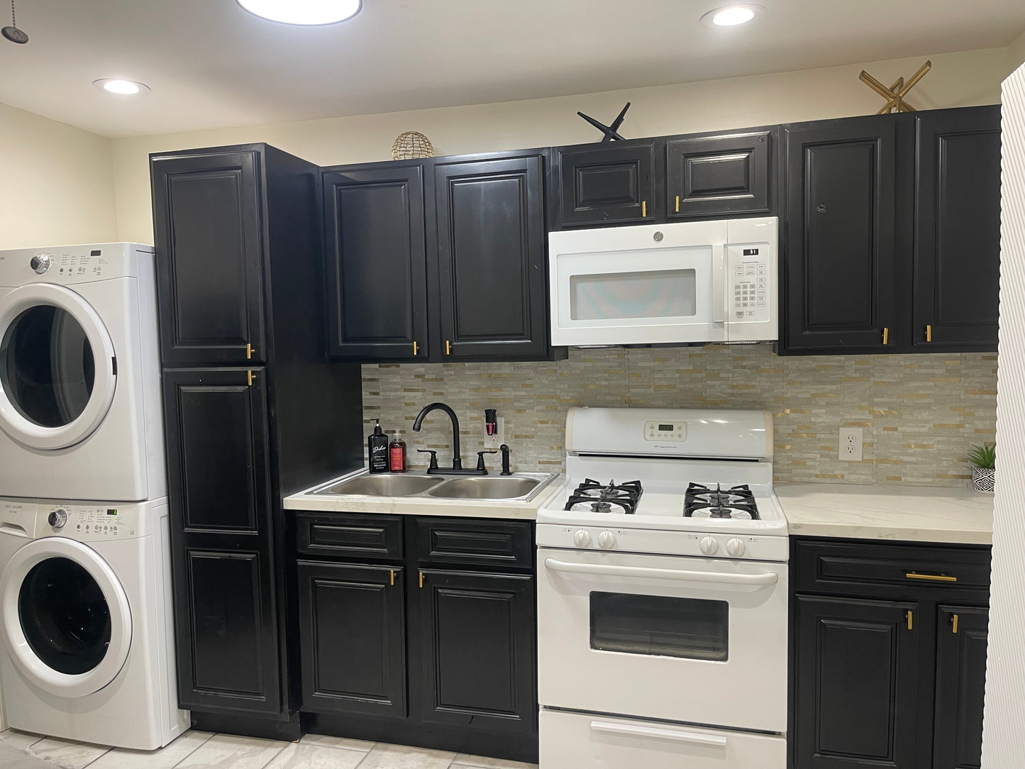Desire St Studio Apt 1524 (Fully Furnished + Utilities Included)
