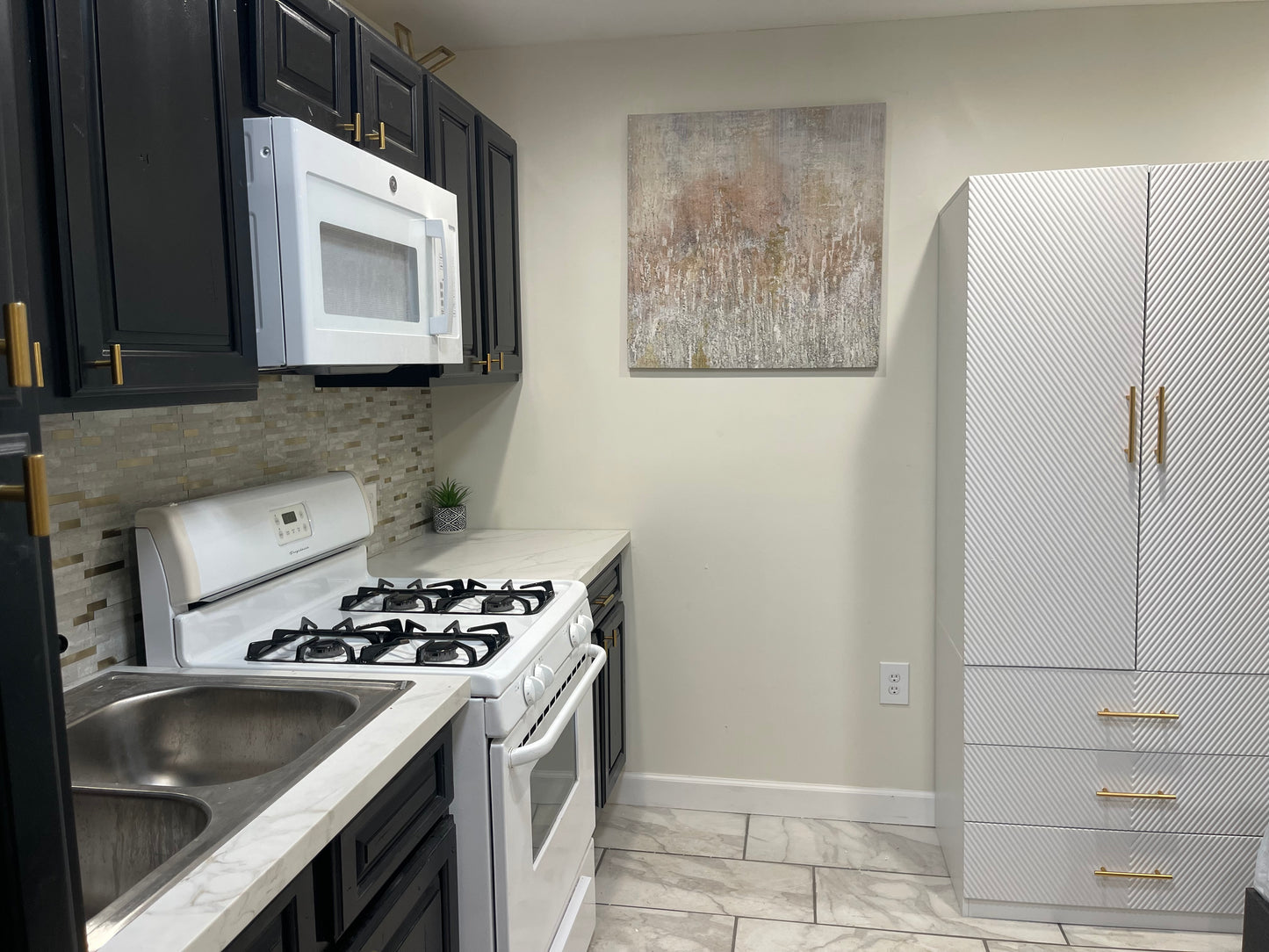 Desire St Studio Apt 1524 (Fully Furnished + Utilities Included)